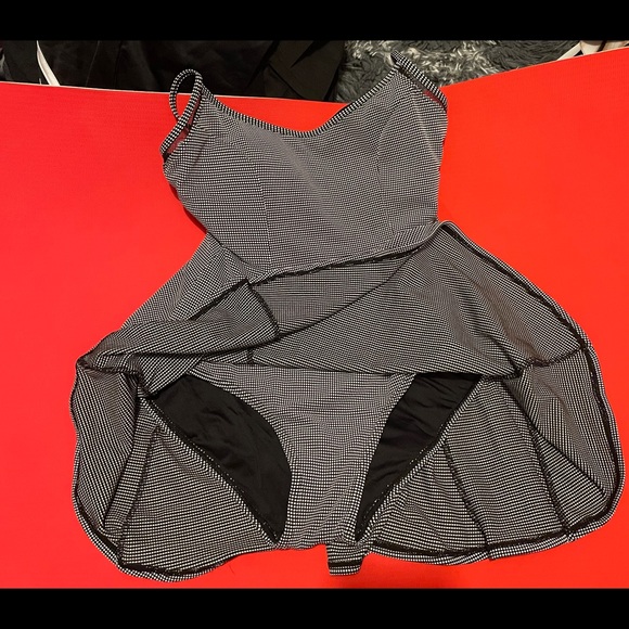 Anne Cole Sexy Slimming B&W Skirted One-piece Suit - Picture 4 of 7